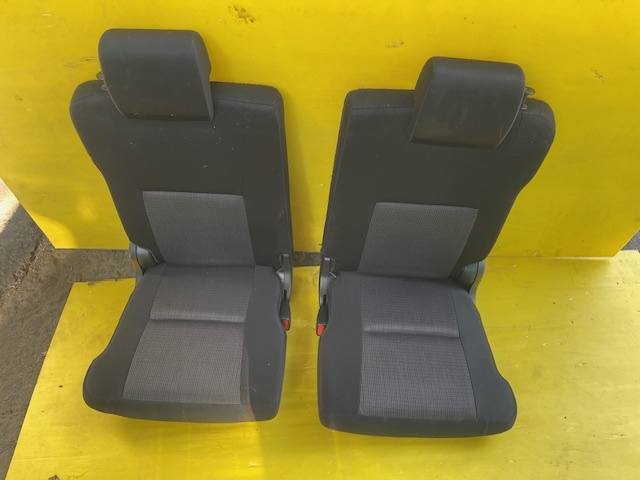 トヨタ シエンタ G NSP170G サードシート 左右 ヘッドレスト付 純正 リアシート 3列目拍卖