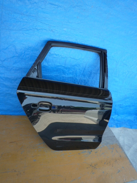 BI567 アウディ A1 8X リアドア 右 黒拍卖