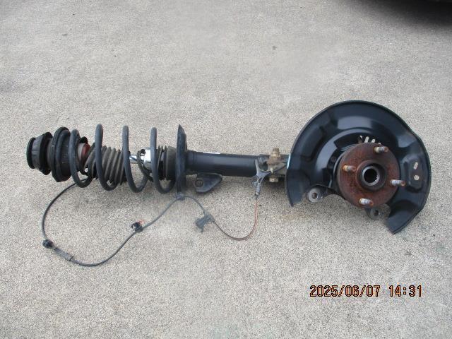 アクア DAA-NHP10 左FストラットASSY S 48520-52870【岐阜発】拍卖