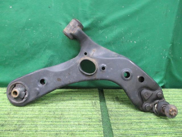 プリウス DAA-ZVW30 右Fロアアーム S 48068-47050【岐阜発】拍卖
