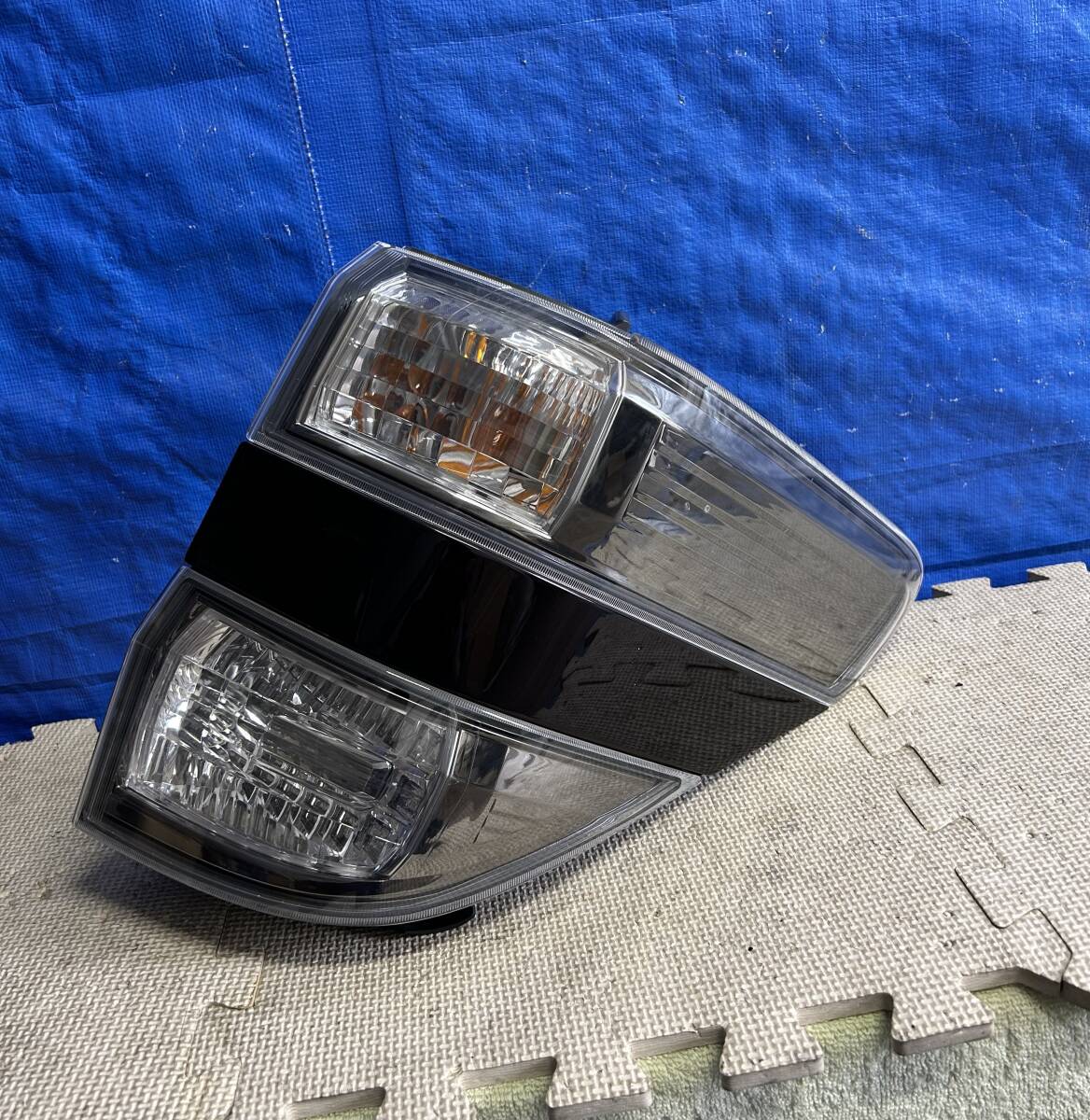 ヴェルファイア ANH25 ANH20 20系 H22年 右テールライト テールランプ カラーナンバー 3R9 KOITO 58-29拍卖