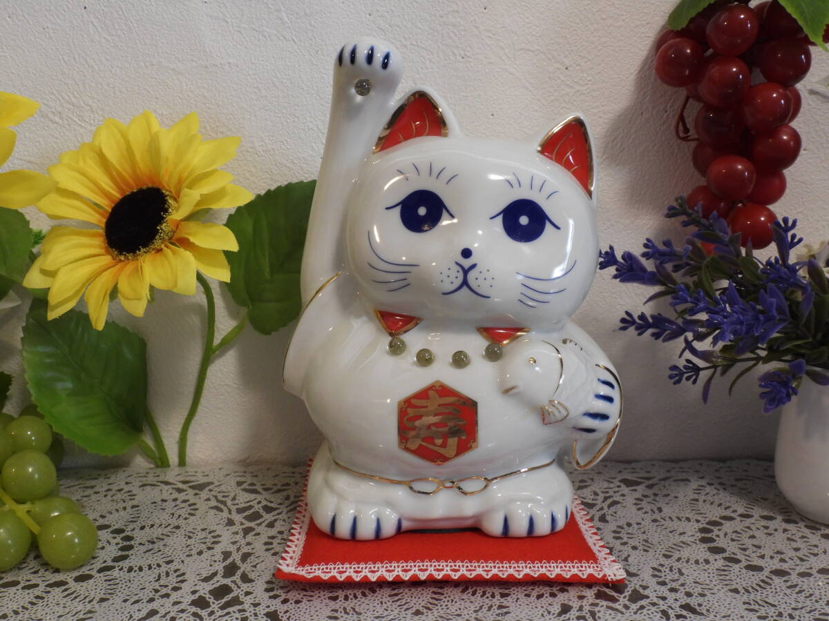 合格招き猫(中)・上げた右手に水晶を1個持ち胸に4個の水晶を持った招き猫・開運アップ・開運、金運アップ、合格招き猫・拍卖