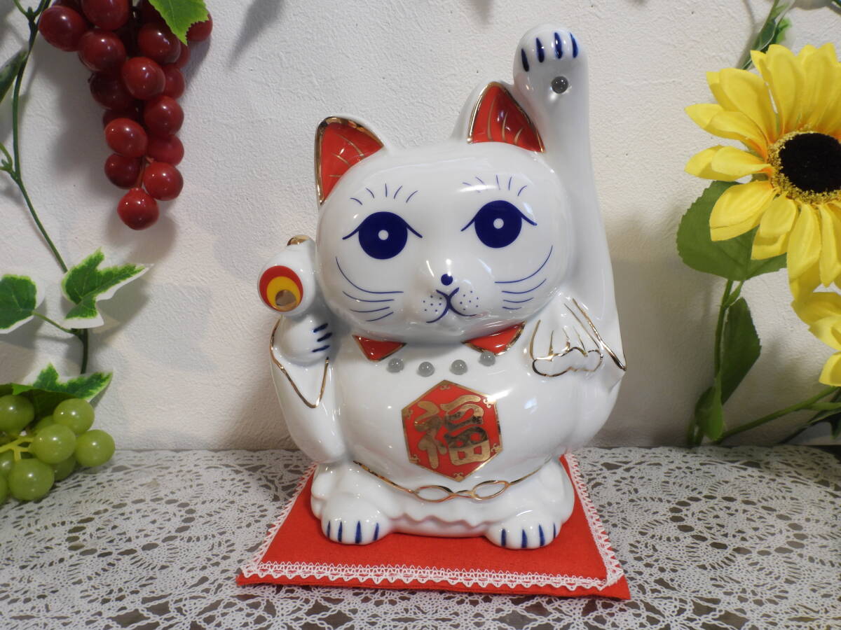 (大)パワーストーン水晶を持った合格招き猫・左手を上げた猫の手に水晶が1個・襟元に4個付いています。福猫・ 開運アップ・福猫・拍卖