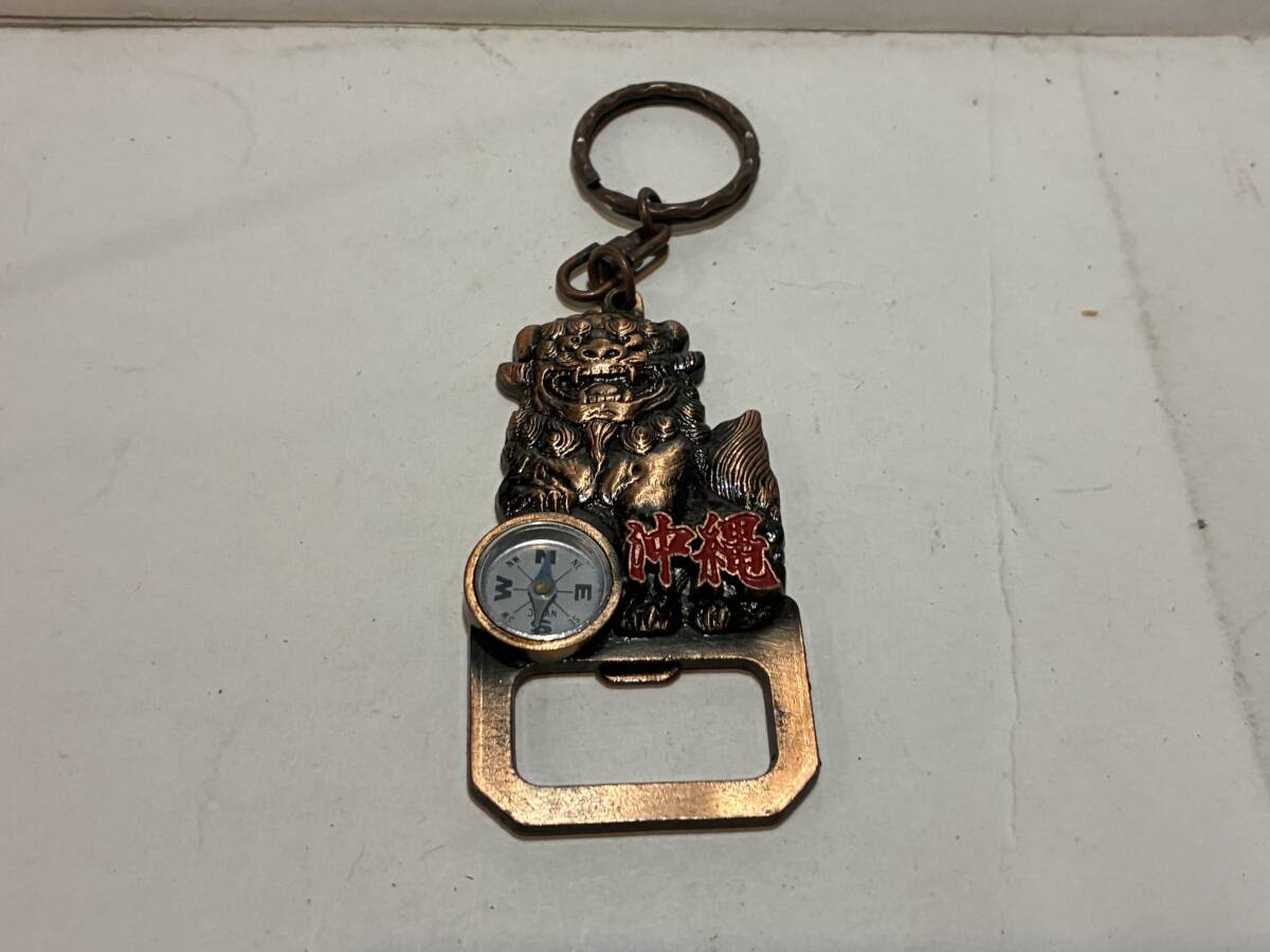 お土産 キーホルダー 沖縄 シーザー 方位磁石 栓抜き拍卖
