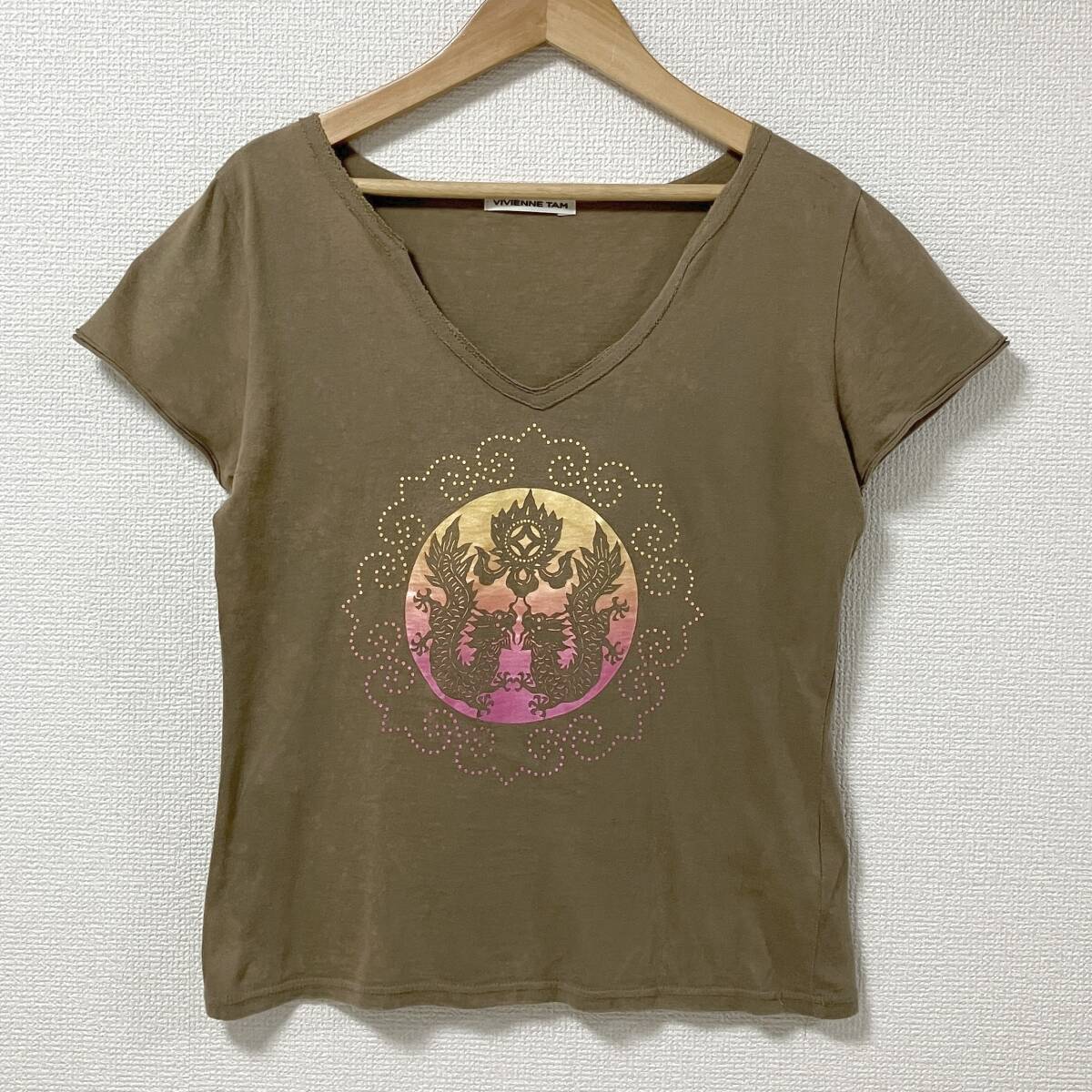 VIVIENNE TAM Dragon 龍 プリント Vネック Tシャツ 茶 1サイズ ヴィヴィアンタム ドラゴン 半袖 カットソー Tee Y2K archive 5070098 拍卖