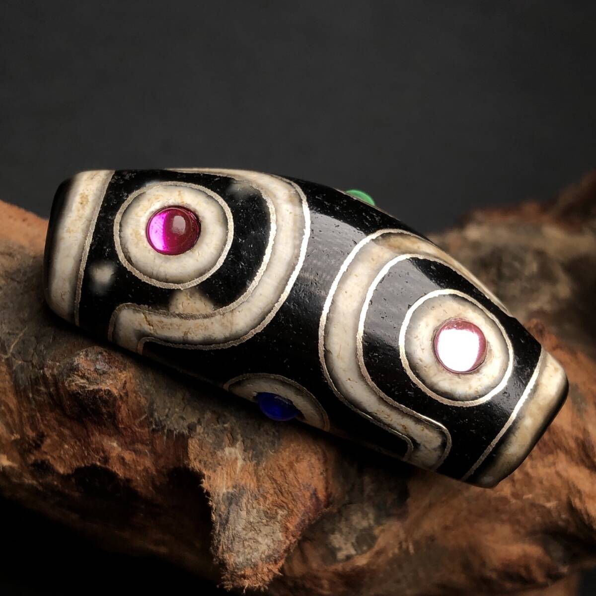 旧蔵 チベットの老天珠 高油老料 寶石【六眼天珠】 裝身具 置物 風水 開運 辟邪 中国美術 唐物 S77拍卖