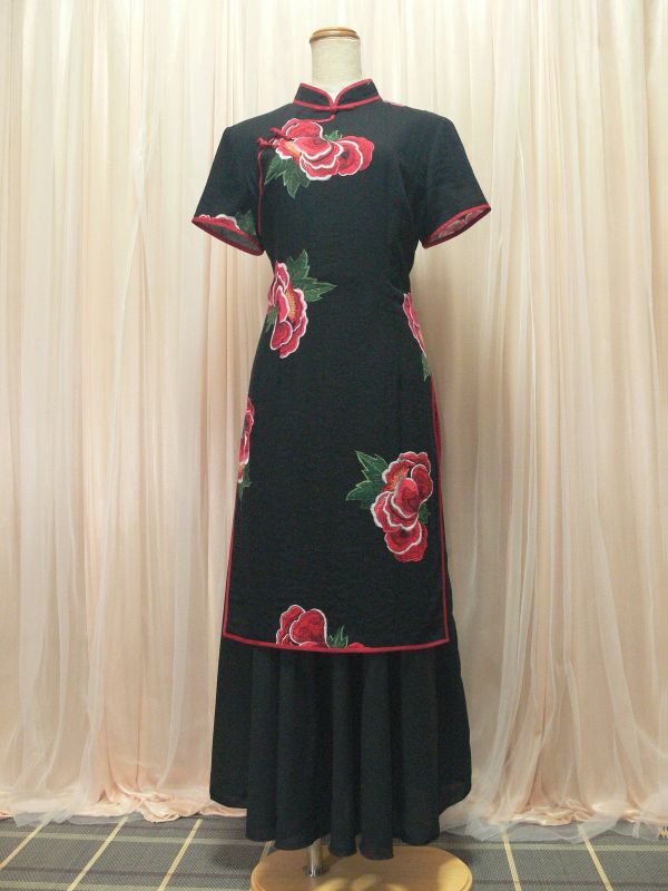 7-109☆大きいサイズ*黒地に赤いお花柄*珍しいフレアスカートのチャイナドレス/2XL/W41~42.B49~51☆拍卖