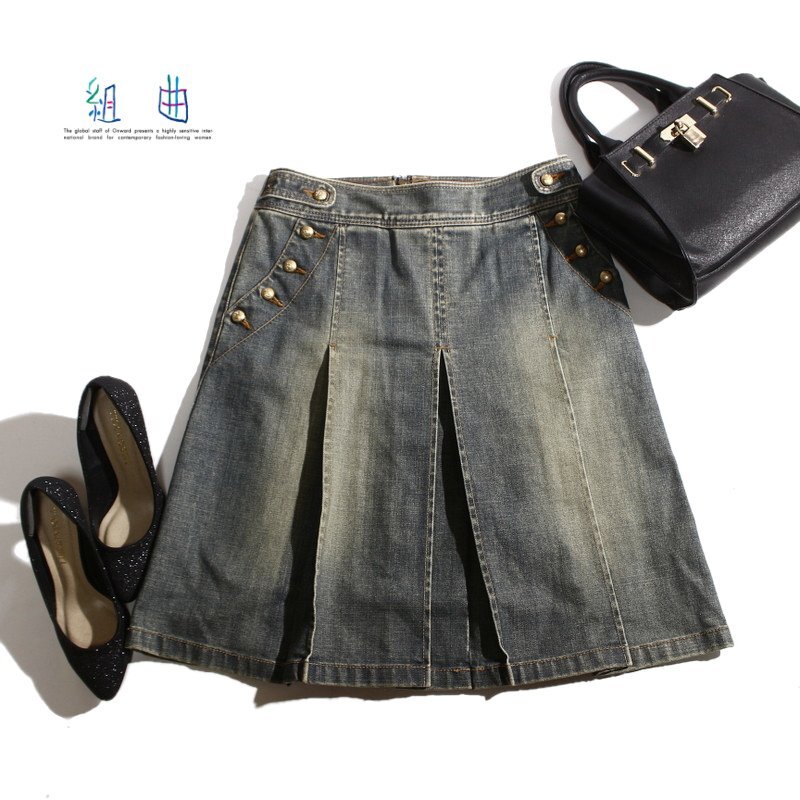 美品 組曲 クミキョク 株) オンワード樫山 エンブレム ロゴボタン ヴィンテージライク プリーツ デニムスカート 3 インディゴブルー デニム拍卖