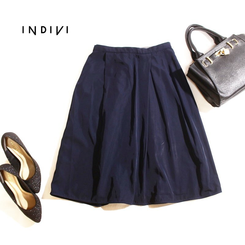 美品 インディヴィ INDIVI 株) ワールド 通年 ナイロン系 ほんのり艶 ポリエステル ミディ タック フレアスカート 38 ネイビー 紺 オフィス拍卖