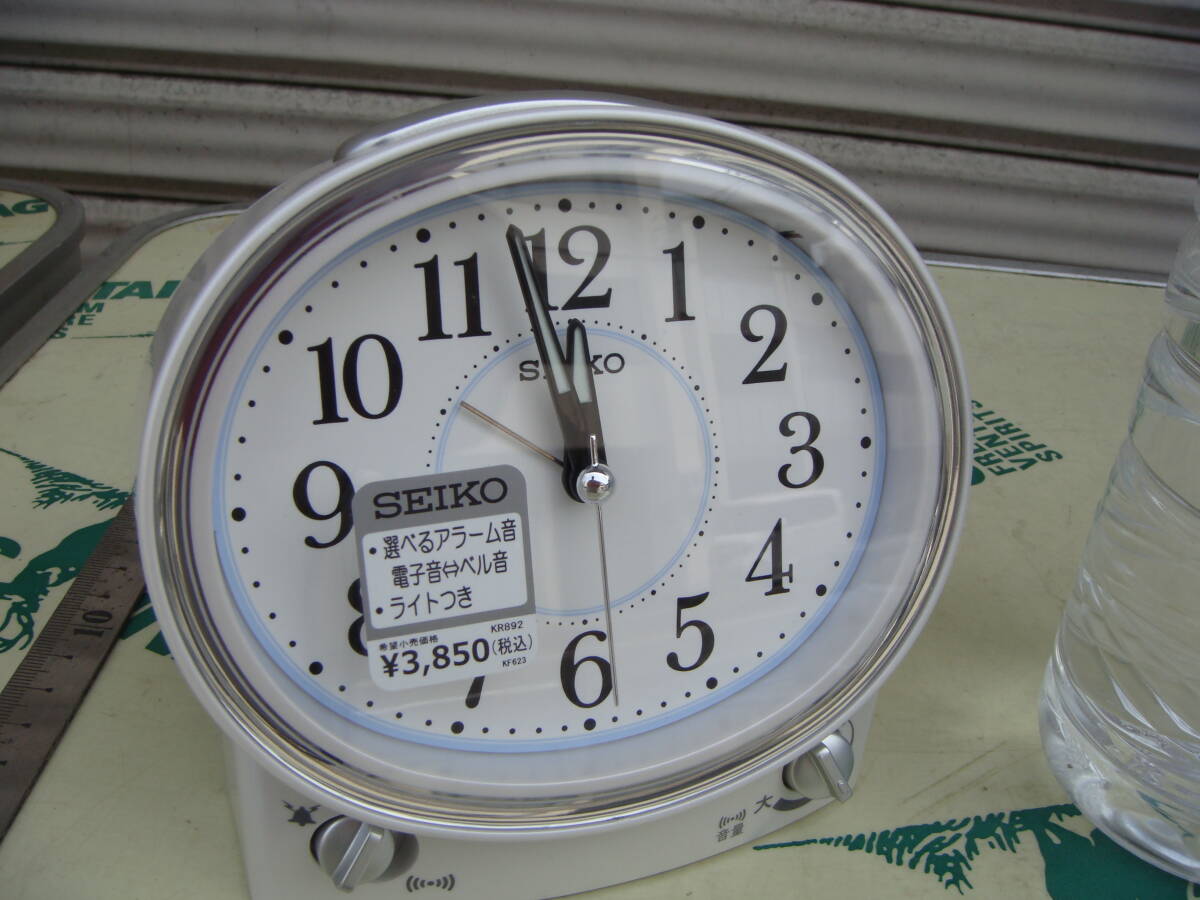 未使用 セイコー KR892W 静かなスイープ秒針&ベル/電子音切替 ベル音アラーム 動品 キレイ WG0526拍卖