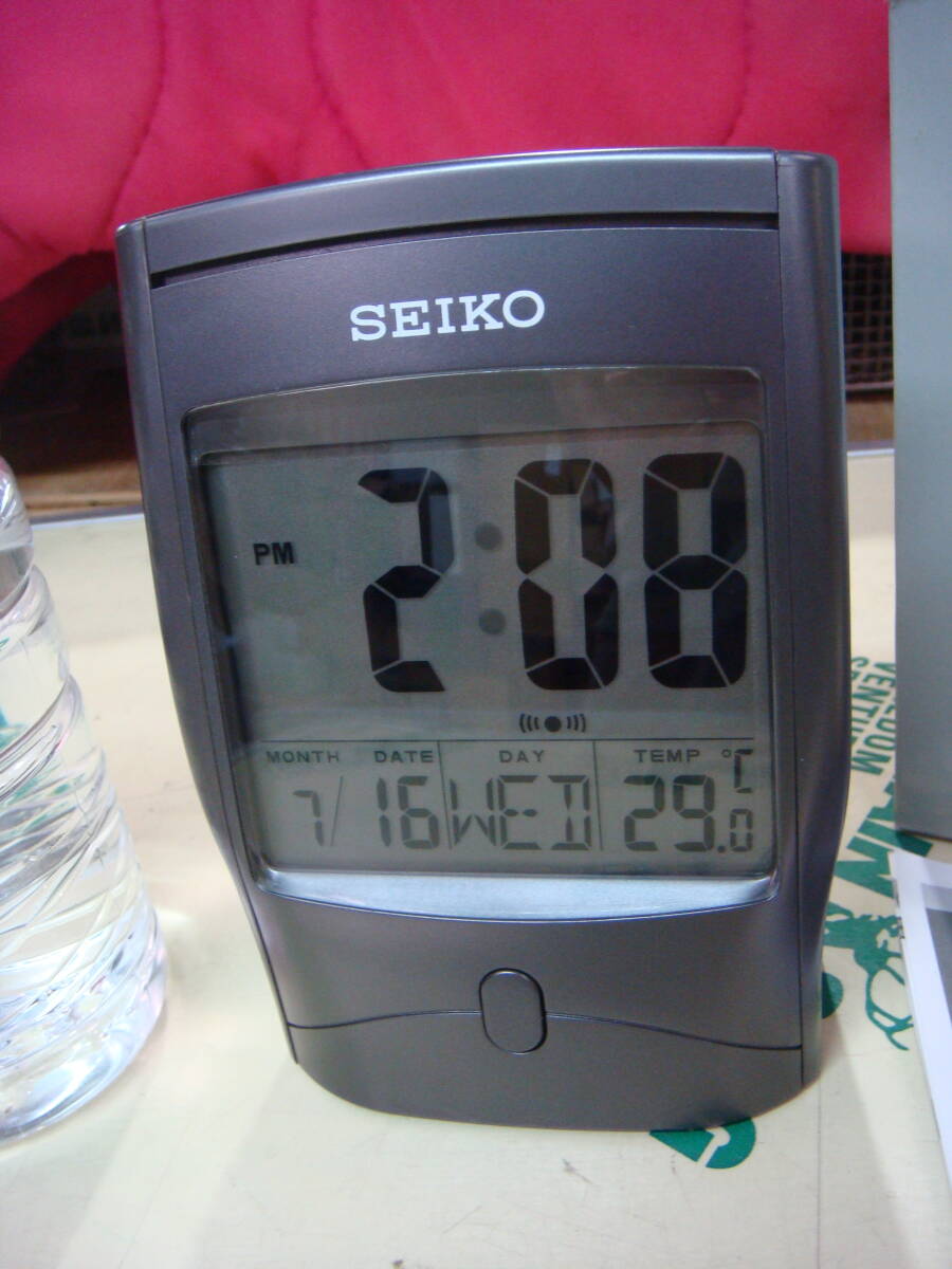 美品 セイコー デジタル目覚まし時計 温度計付き 黒 落ち着いたデザイン 未使用 動品 元箱付き WG0584拍卖