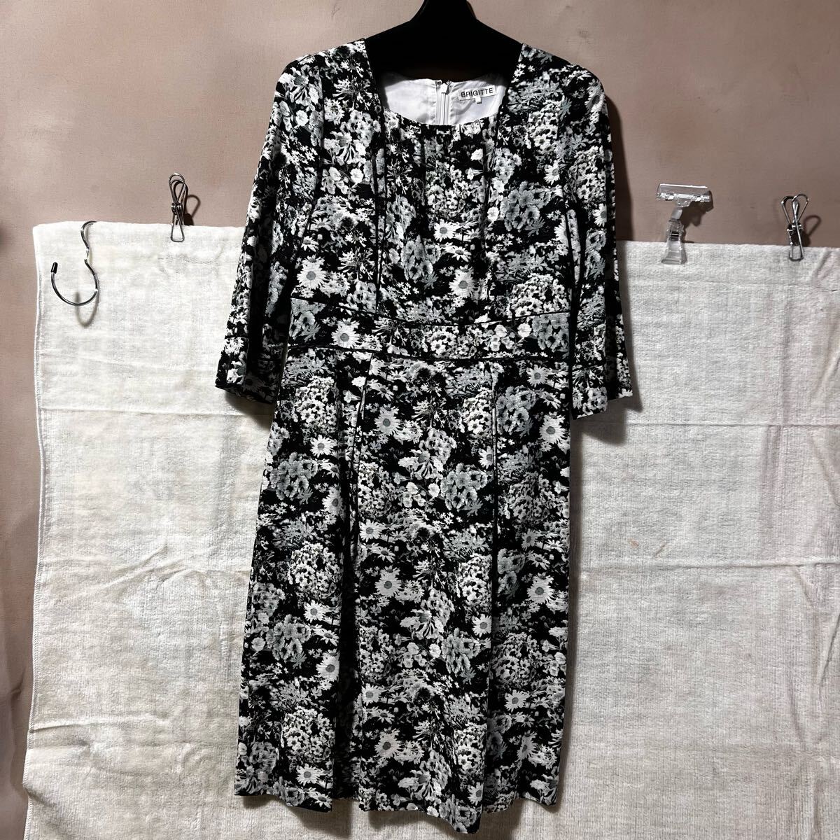 C2647 BRIGITTE ブリジット ワンピース 花柄 総柄 シルク混 東京スタイル 9号サイズ グリーン〜グレー系 ユーズド 拍卖