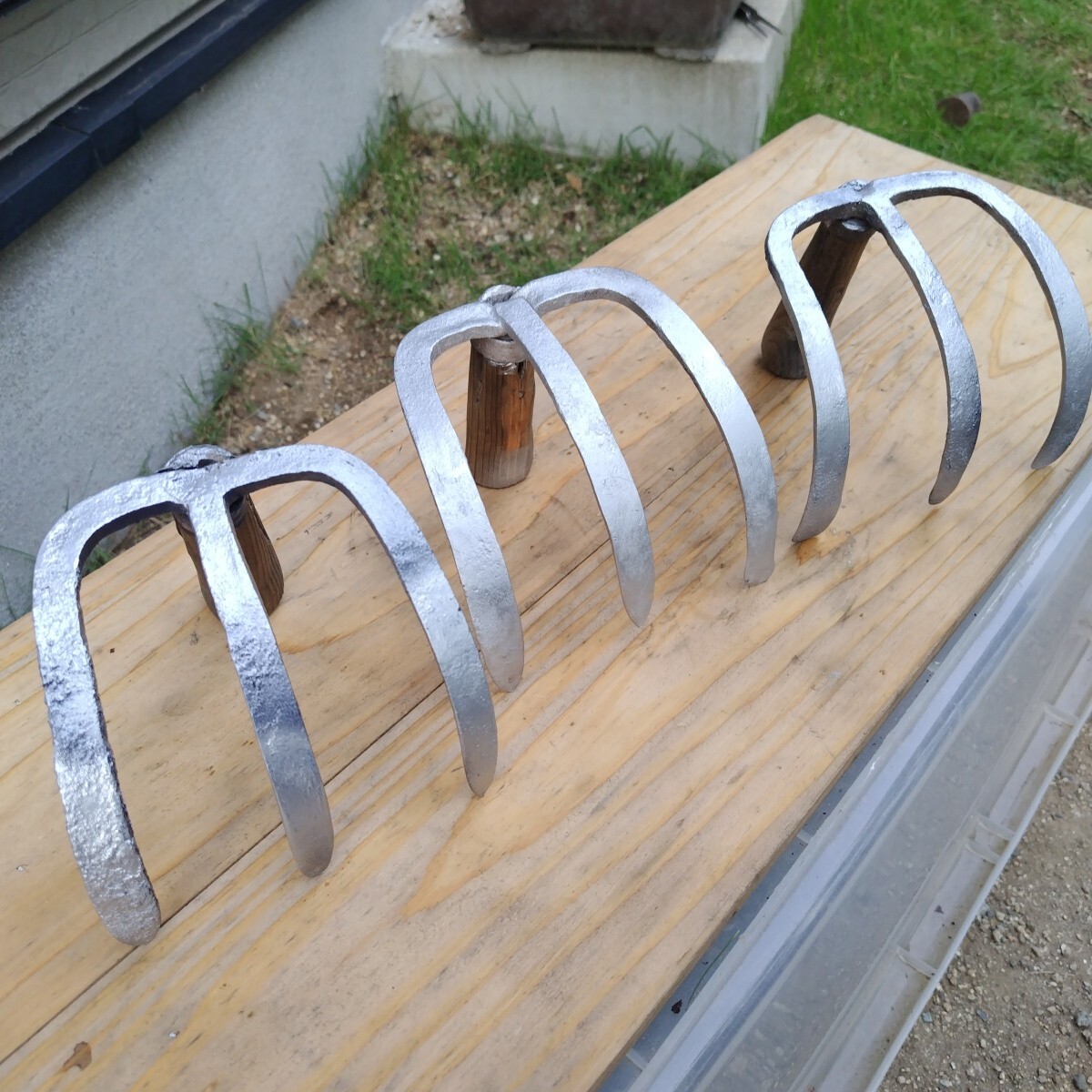 手持ち熊手 3本で!! 草カキ 耕す道具 農作業用 家庭菜園用 庭仕事用(中古)拍卖