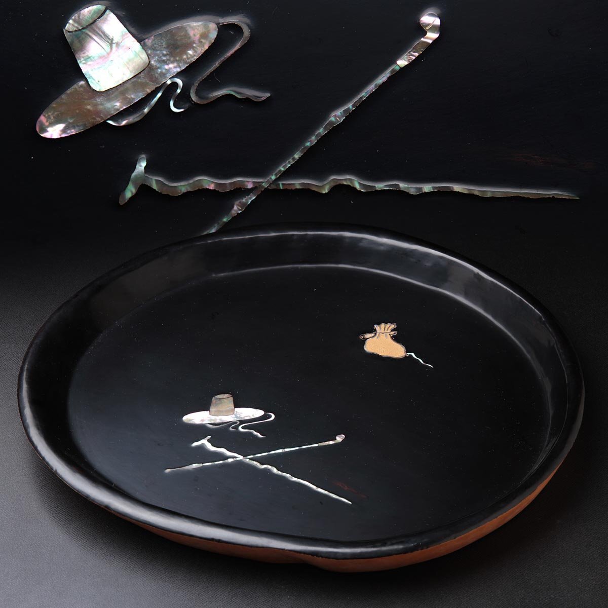 JP038 朝鮮螺鈿漆器 天然瓢箪 内黒漆 青貝螺鈿 帽子煙管図 煎茶盆 幅30.4cm・黒漆葫芦嵌螺鈿茶盤・螺鈿香盆 朝鮮古美術拍卖