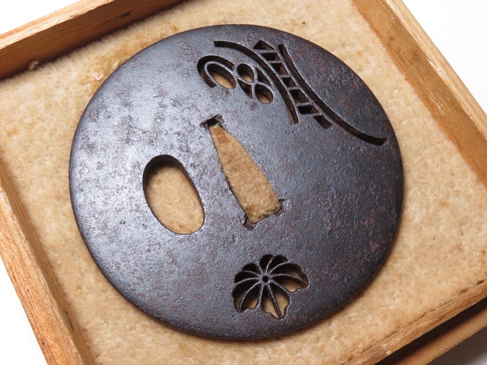 【10706】刀装具 (検/甲冑/刀/縁頭) 鉄地 桐紋透かし 鍔(初品・買取品)拍卖