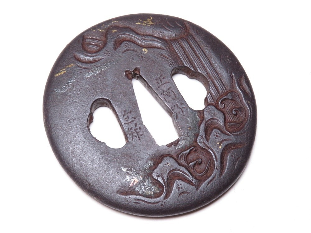 【10734】刀装具 (検/甲冑/刀/縁頭) 鉄地 在銘 滝 彫金 鍔(初品・買取品)拍卖