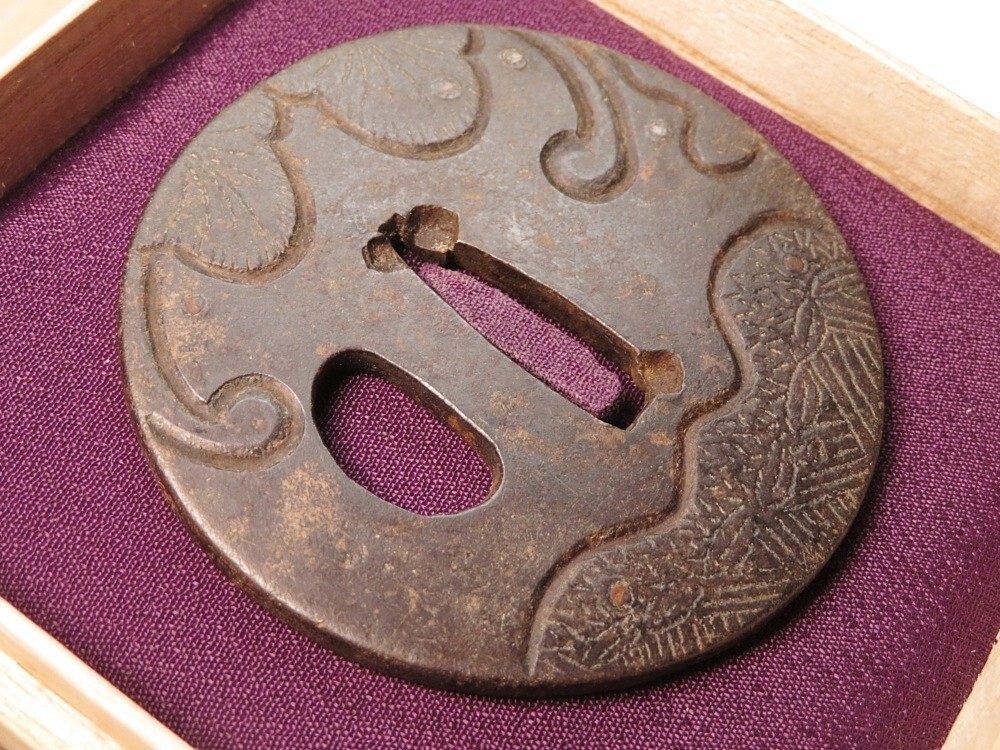 【11026】刀装具 江戸~明治 鉄地 葉 彫金 鍔(初品・買取品)拍卖