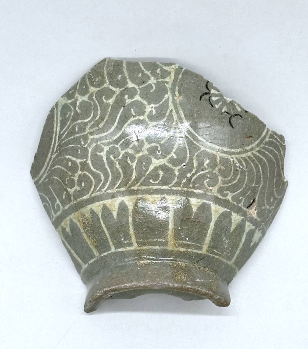 【溪】高麗青磁の陶片 青磁象嵌 唐草丸文 瓶陶片 (検索用)古陶磁 朝鮮陶磁 朝鮮美術 高麗時代 残欠 破片 古美術 骨董拍卖