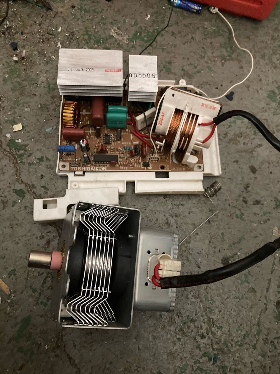 【家電】 電子レンジ 取り出し 高圧トランス マグネトロン 動作未確認 TOSHIBA 東芝拍卖