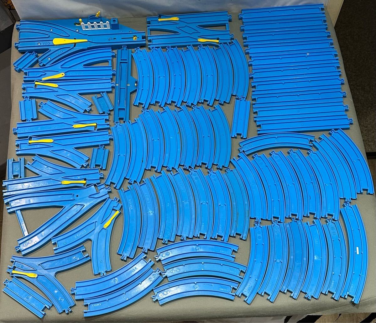 プラレール レール 直線 曲線 ストップ ターンアウト 自動ポイント Y字 8の字 単線、複線 複線わたり 線路 大量まとめ売り (73)80拍卖