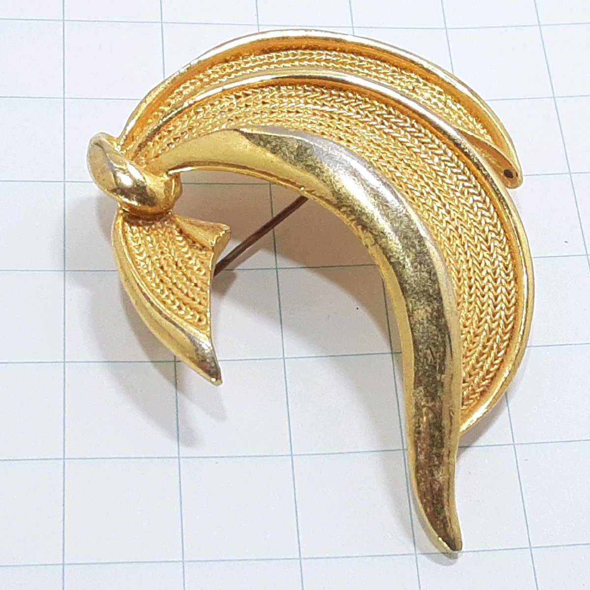 送料無料)ビンテージ☆ゴールド仕上げ デザインブローチ☆アンティーク ブローチ A31185拍卖