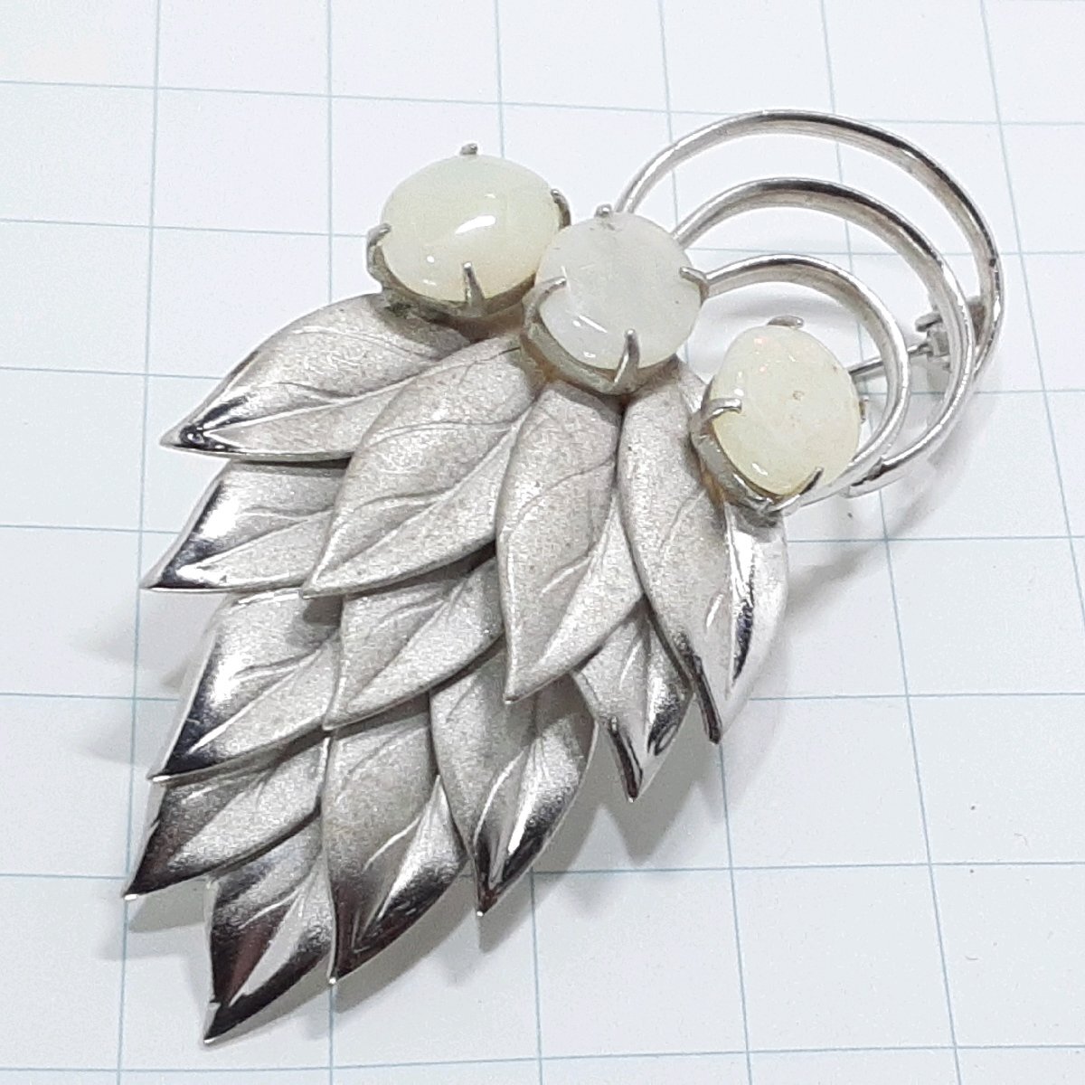 送料無料)ビンテージ☆ホワイトオパール 葉っぱモチーフ☆アンティーク ブローチ A31187拍卖