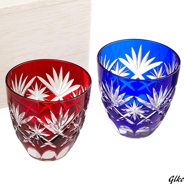 【小ぶりながらも手に収まりやすいサイズ感】 江戸切子 星切子 ぐい呑 ペア 日本酒 冷酒 ギフト 贈り物 グラス 職人 手作り デザイン拍卖