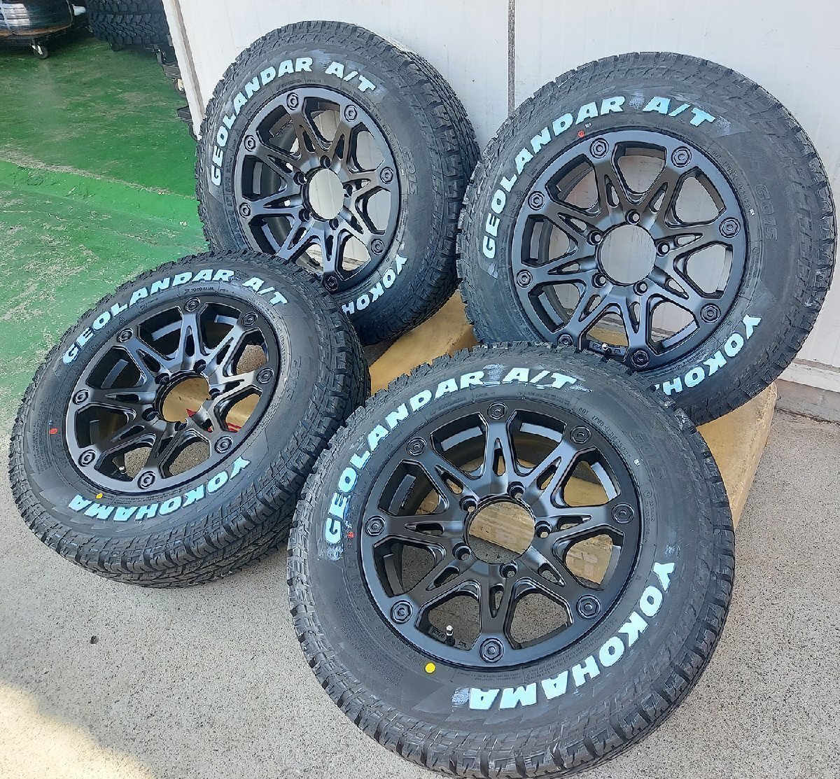 9月入荷 ジムニー JB23 JB64 JA22 JA12 JA11 BDX08 ヨコハマ ジオランダーAT 185/85R16 タイヤホイールセット 16インチ ホワイトレター拍卖
