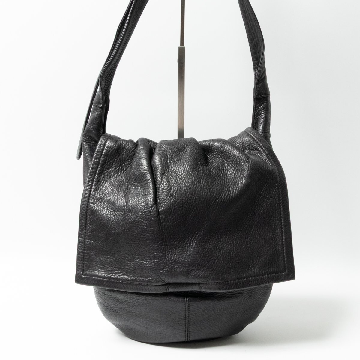 【1円スタート】kawa-kawa カワカワ 日本製 kw Etude フラップ付ショルダーバッグ 斜めがけ ギャザーフラップ 牛革 レザー ブラック 黒拍卖