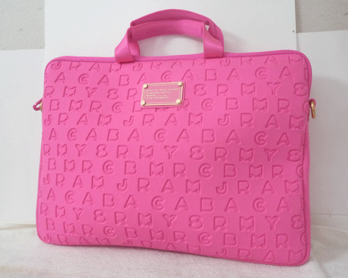 良品 マークバイマークジェイコブス 英字柄型押し ピンク 2WAY 斜め掛けショルダー PC パソコン ケース ビジネス バッグ拍卖