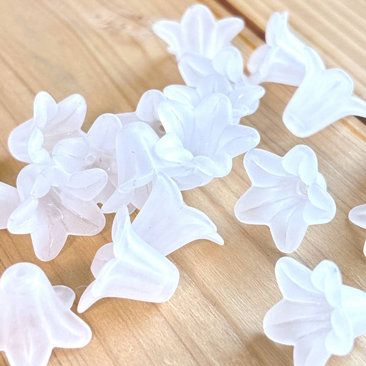 5枚の花弁 アクリルビーズ 20個 ホワイト拍卖