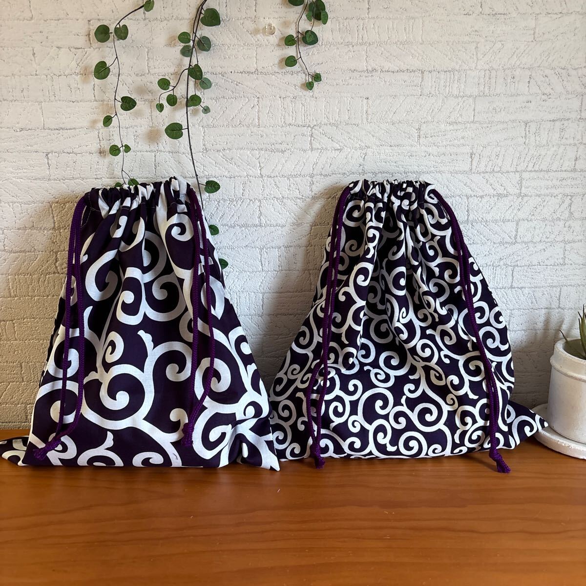 即決♪目立ちます!唐草模様の巾着袋2枚セット(紫)・・・・バック中の仕分けに拍卖