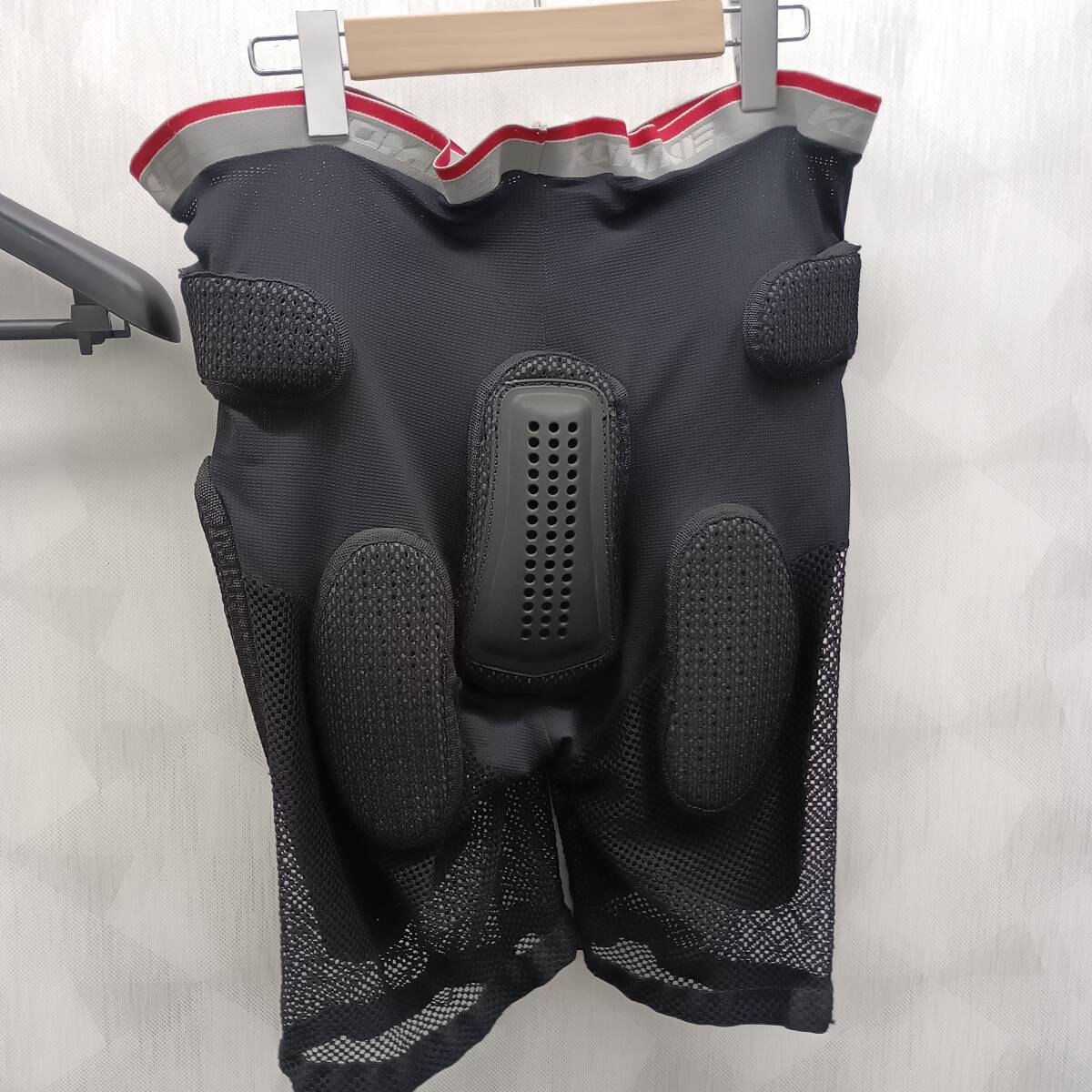 展示品 KOMINE コミネ 04-611 SK-611 プロテクトメッシュアンダーパンツショート XLサイズ 管理3006拍卖