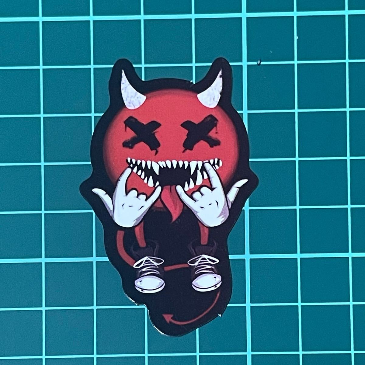 ST449 ステッカー シール スマイルくん 赤鬼 目がバツ ロック スマホ拍卖