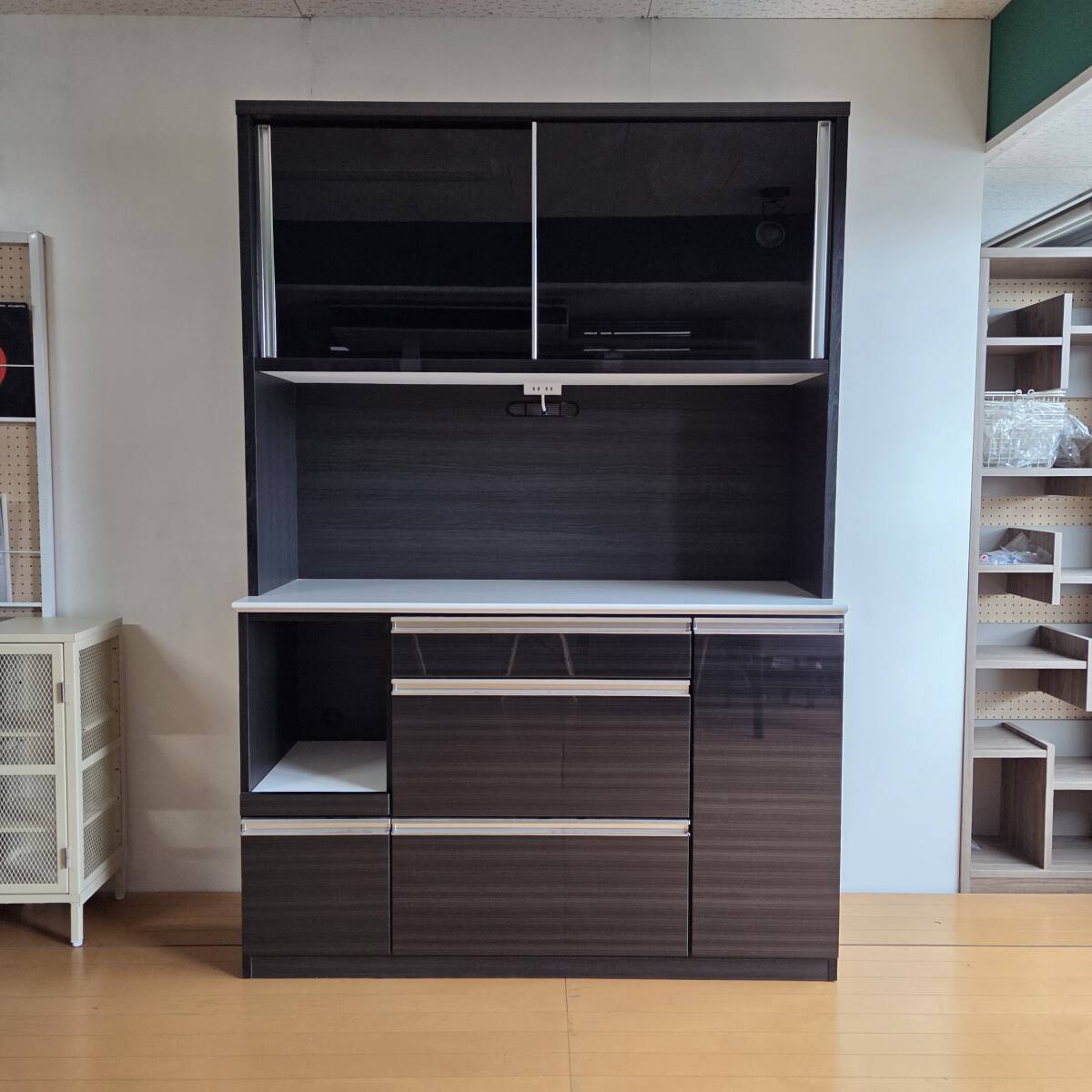 未使用 美品 サンプル品 食器棚 幅139.5cm 大型レンジ対応 食器棚 カップボード ブラック コンセント付き 引出し 引戸 ハイグロス 大容量 拍卖