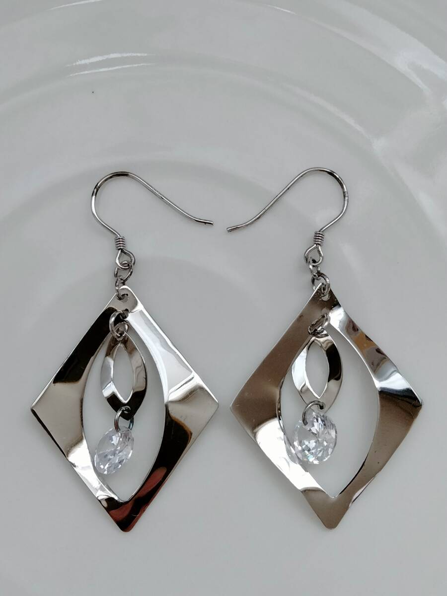 新品一点もの シルバー 煌めく ストーン デザインロングビアス拍卖