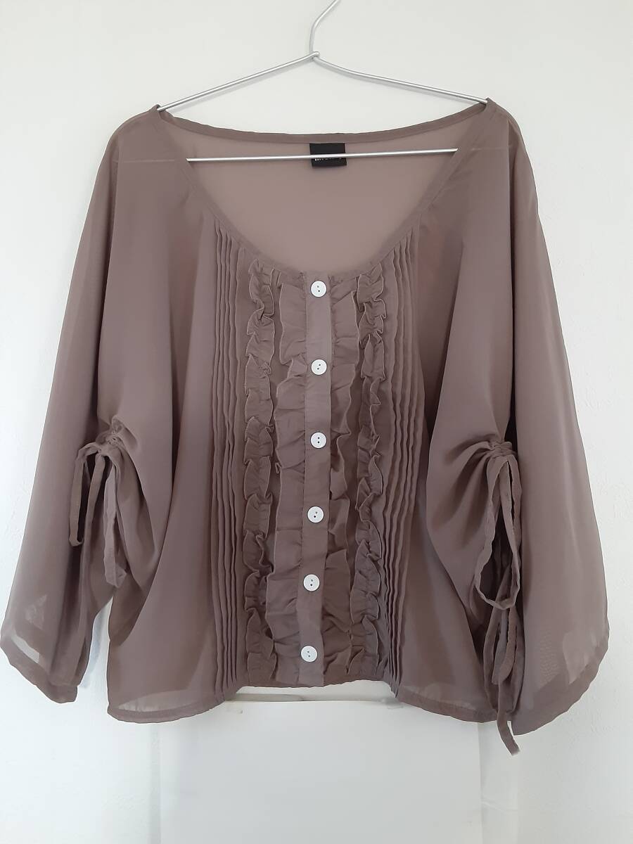 新品上品で可愛い●ふんわり袖立体フリルゆったりシフォンブラウス♪モカフリー拍卖