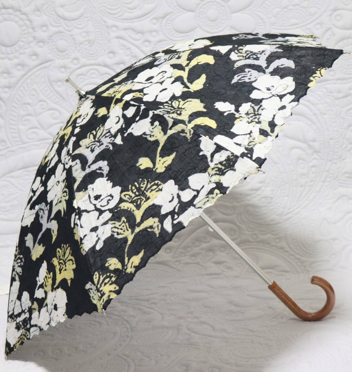 新品タグ付き【晴雨兼用 長傘】持ち手彫刻彫り ダブル花柄 雨傘 日傘 黒 v7310拍卖