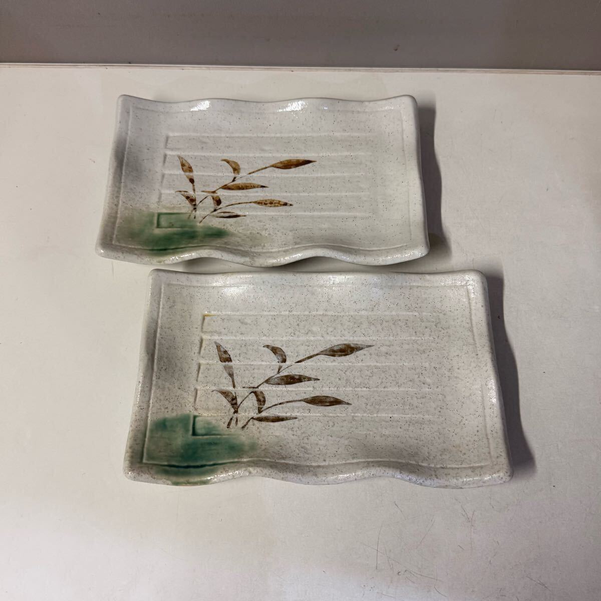 角皿 焼き皿 長方形 2枚 竹の葉柄 笹の葉柄 白 緑拍卖