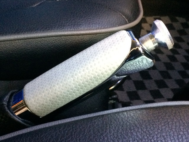 送料込 汎用サイドブレーキカバー シルバーカーボンXクロムメッキ パーキングブレーキ シフトノブ に合う カー用品 おしゃれ アクセサリー拍卖