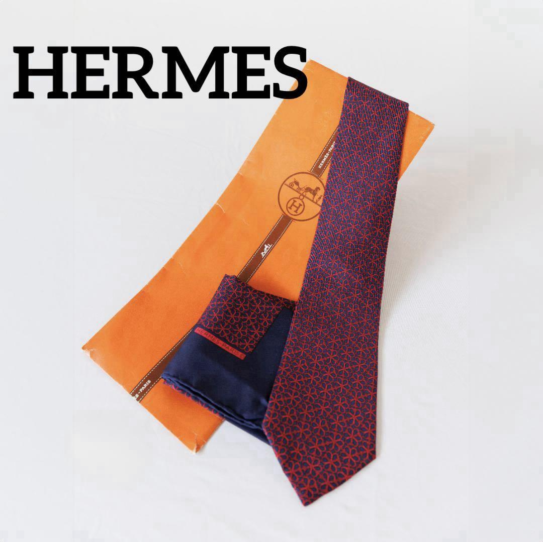 極美品 HERMES エルメス ネクタイ ポケットチーフ ミニスカーフ プチカレ 42×42 シルク100% ネイビー×レッド拍卖