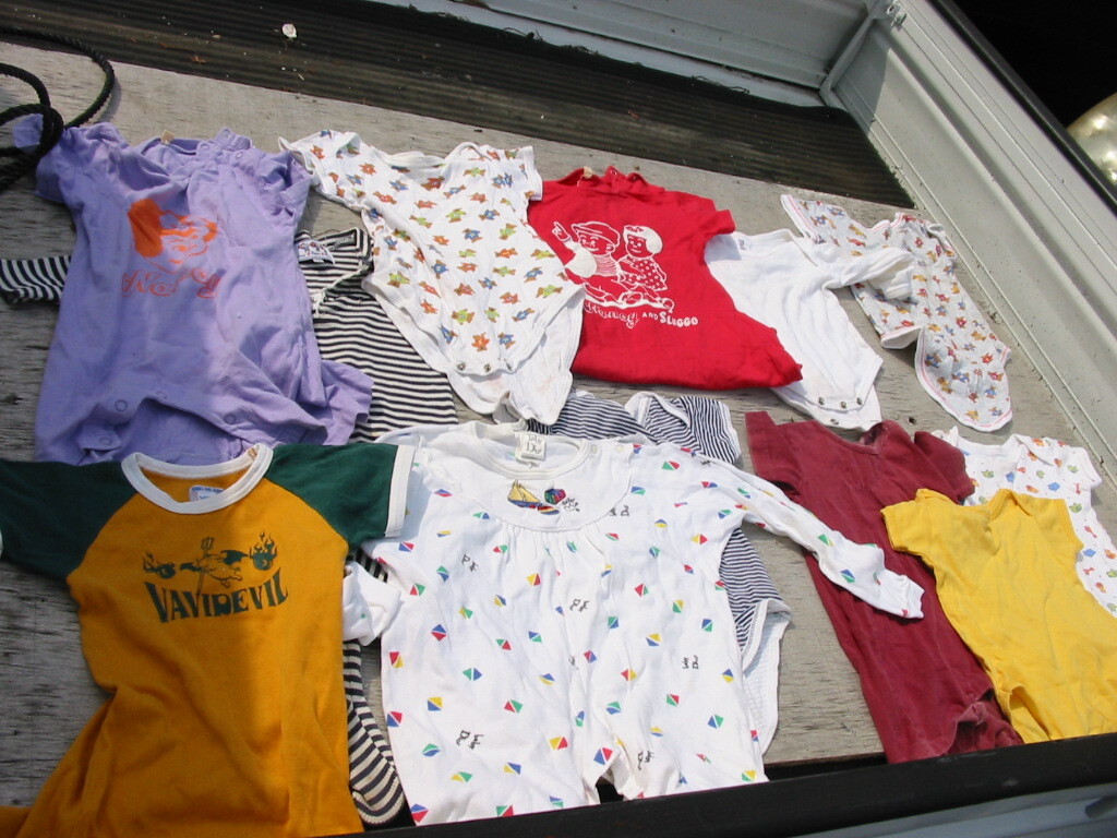 ベビー服 12着 中古 古着 赤ちゃん 服 送料込み 三重県手渡し可能 汚れあり サイズ大きさバラバラ セット 使い捨て 拍卖