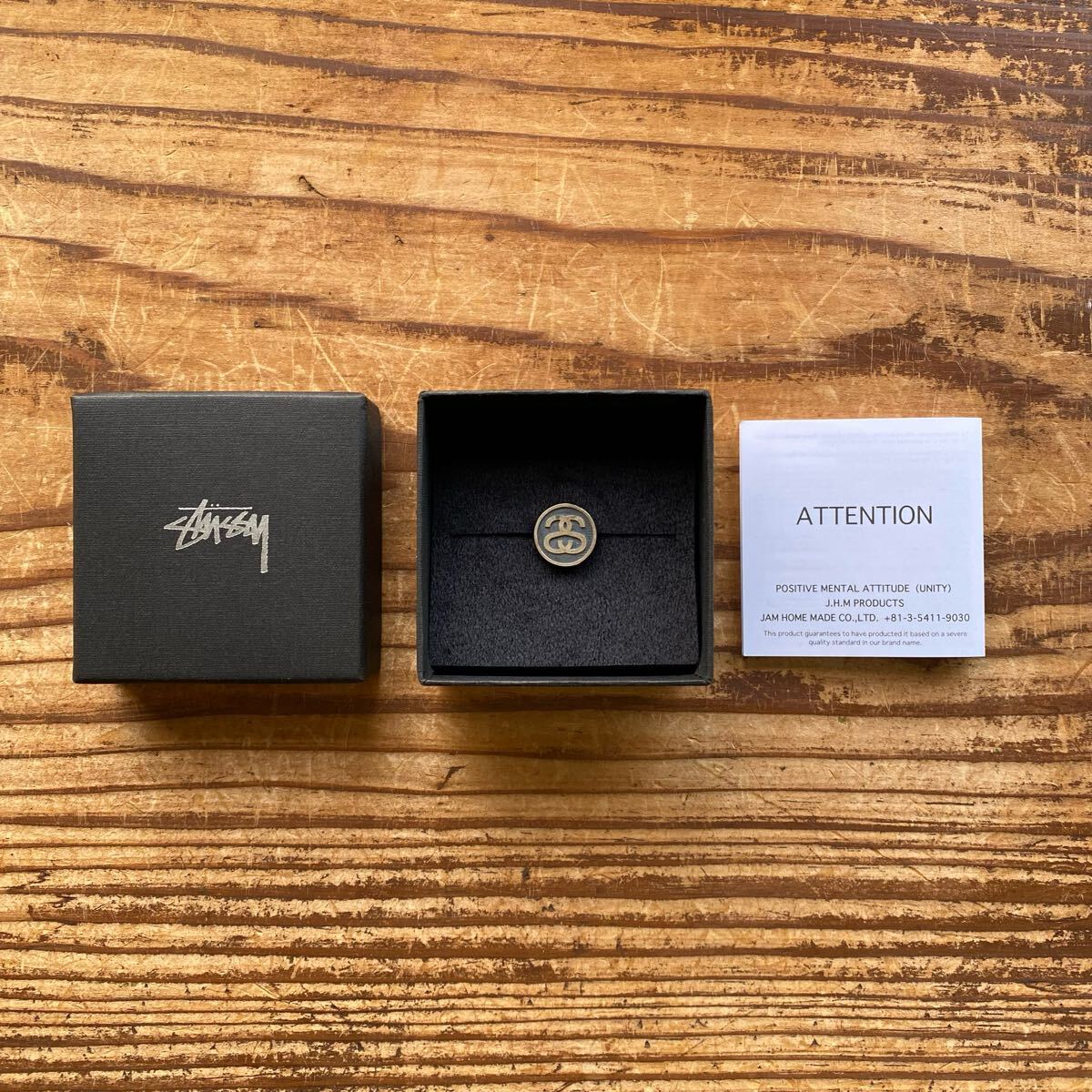 【STUSSY × JAM HOME MADE ステューシー ジャムホームメイド シルバー925 シャネルロゴ ピンバッジ ブローチ 保存箱付き】拍卖