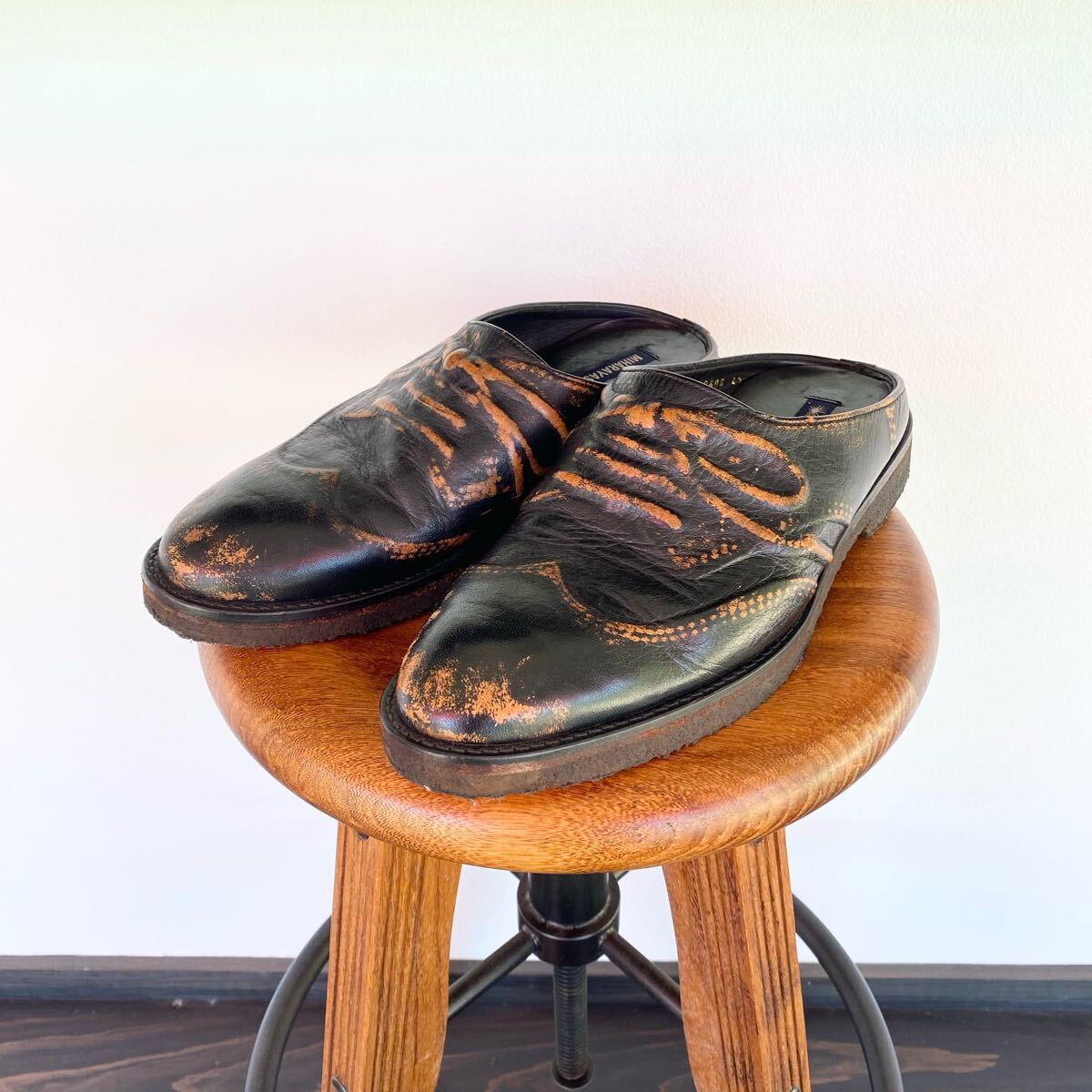 【ミハラヤスヒロ MIHARA YASUHIRO 炙り出し スリッポン レザーシューズ 革靴 メンズ25 ラバーソール あぶり出し 黒 ブラウン】拍卖