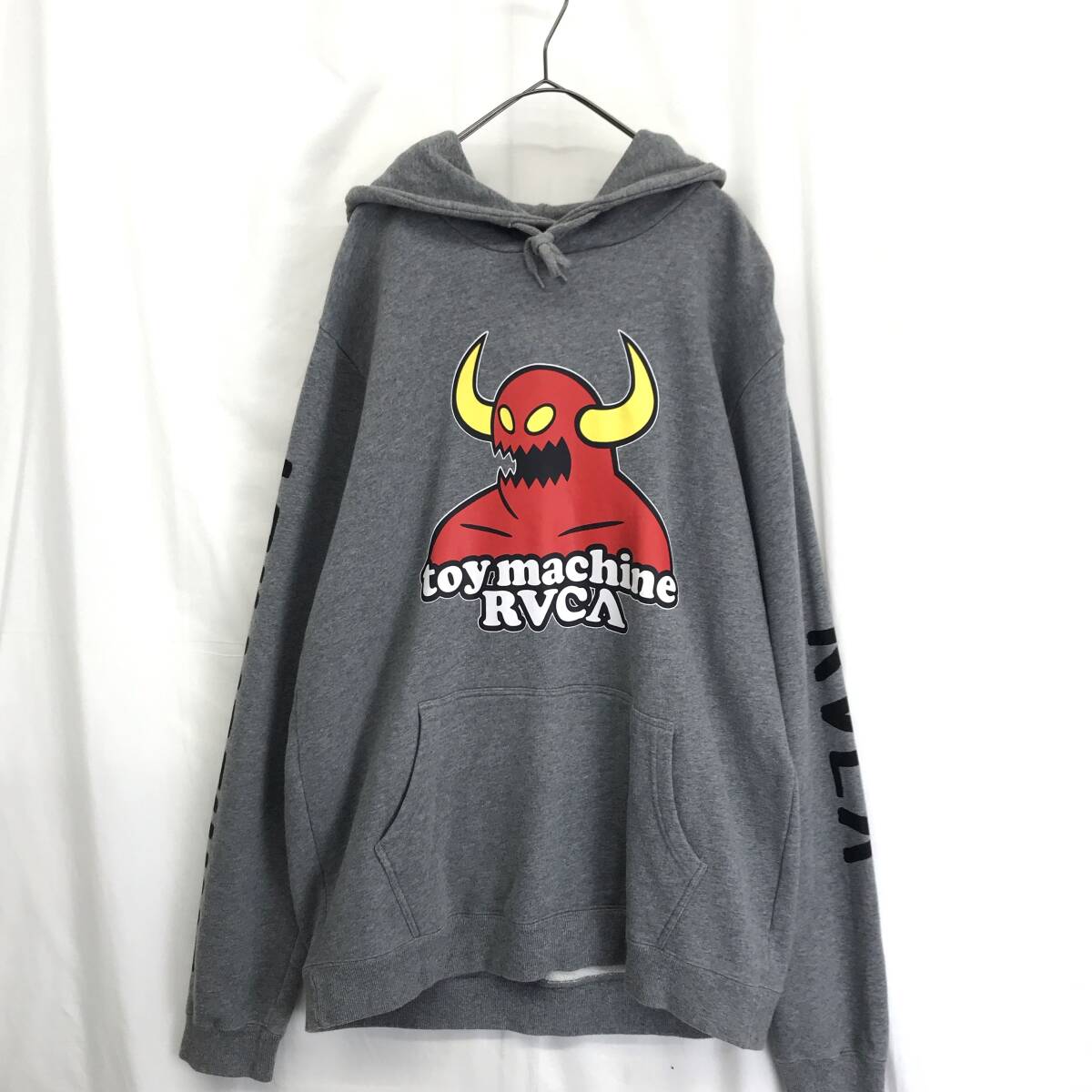 KZ9021★toy machine × RVCA : コラボパーカー Hooded Sweatshirt★M★グレー トイマシーン スウェット拍卖