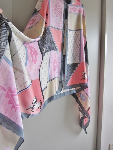 美品 大判 スカーフ 100%SILK FEELING FABRIC POLYESTER ストール 80×90cm 百貨店で購入 綺麗め 大判スカーフ 艶感 心地よい肌ざわり 得拍卖