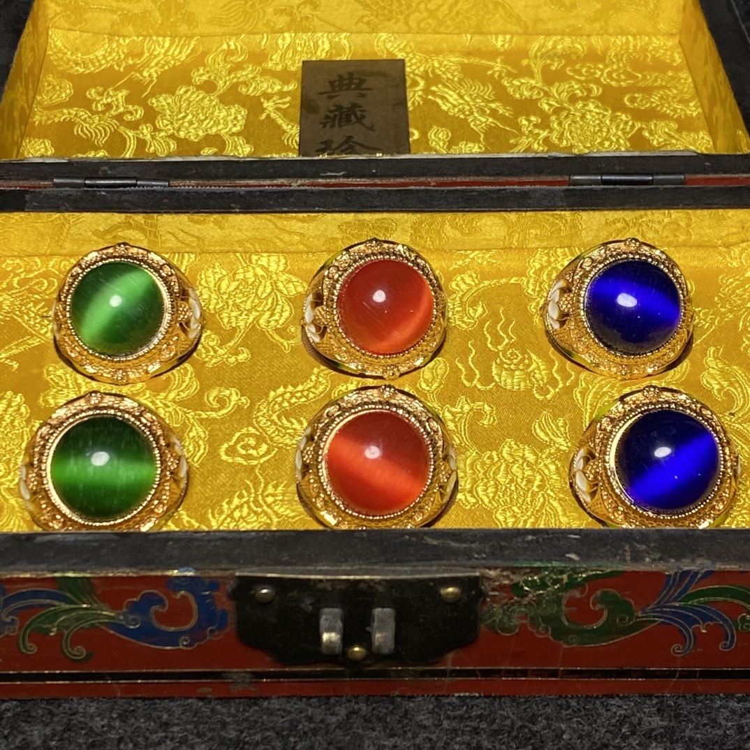 清時代 宮廷御藏 古猫目石彫 嵌七宝 紅 藍猫目石 指輪 指環 戒指 首飾 箱付 極細工 東洋彫刻 骨董品 中国唐物 古賞物 中国古玩 中国古美術拍卖