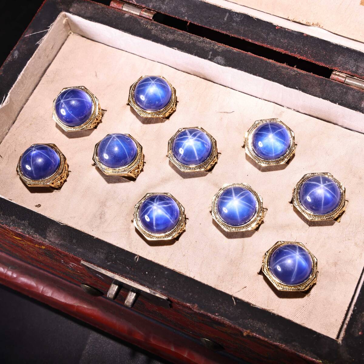 清時代 儲秀宮藏 古宝石彫 塗金 藍宝石指輪 指環 戒指 漆器盒 箱付 極細工 東洋彫刻 骨董品 古賞物 中国古玩 中国古美術拍卖