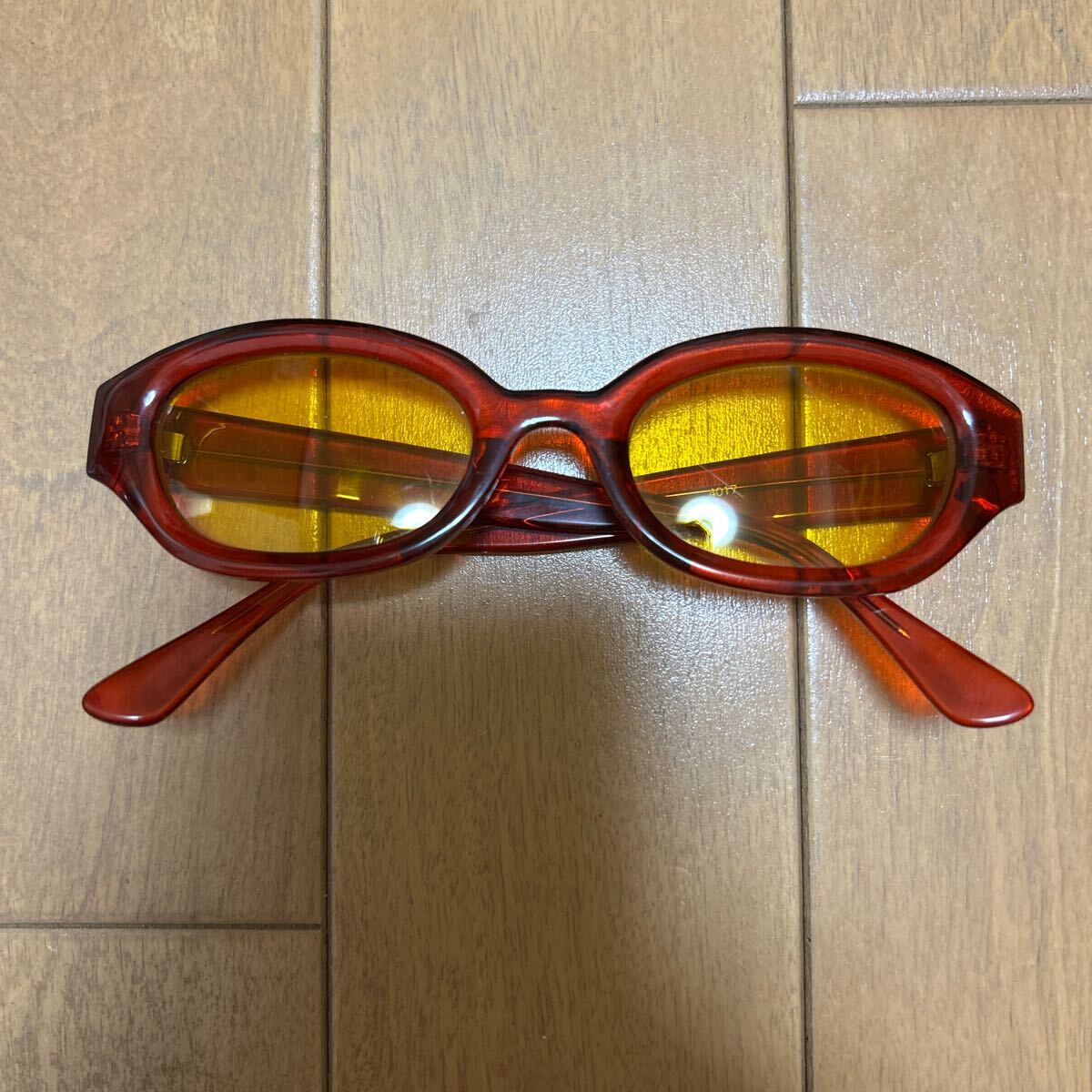 ☆赤いフレームのイエローグラスサングラス★拍卖