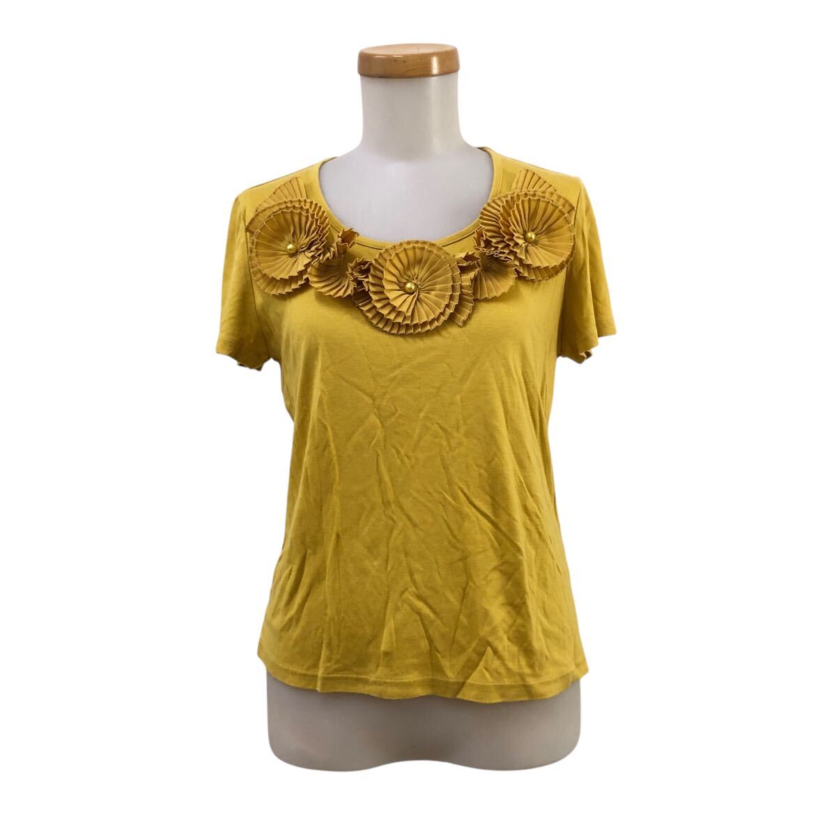 NC313-70 TO BE CHIC トゥービーシック プリーツ フラワー Tシャツ ティシャツ トップス カットソー レディース 2 マスタード からし色拍卖